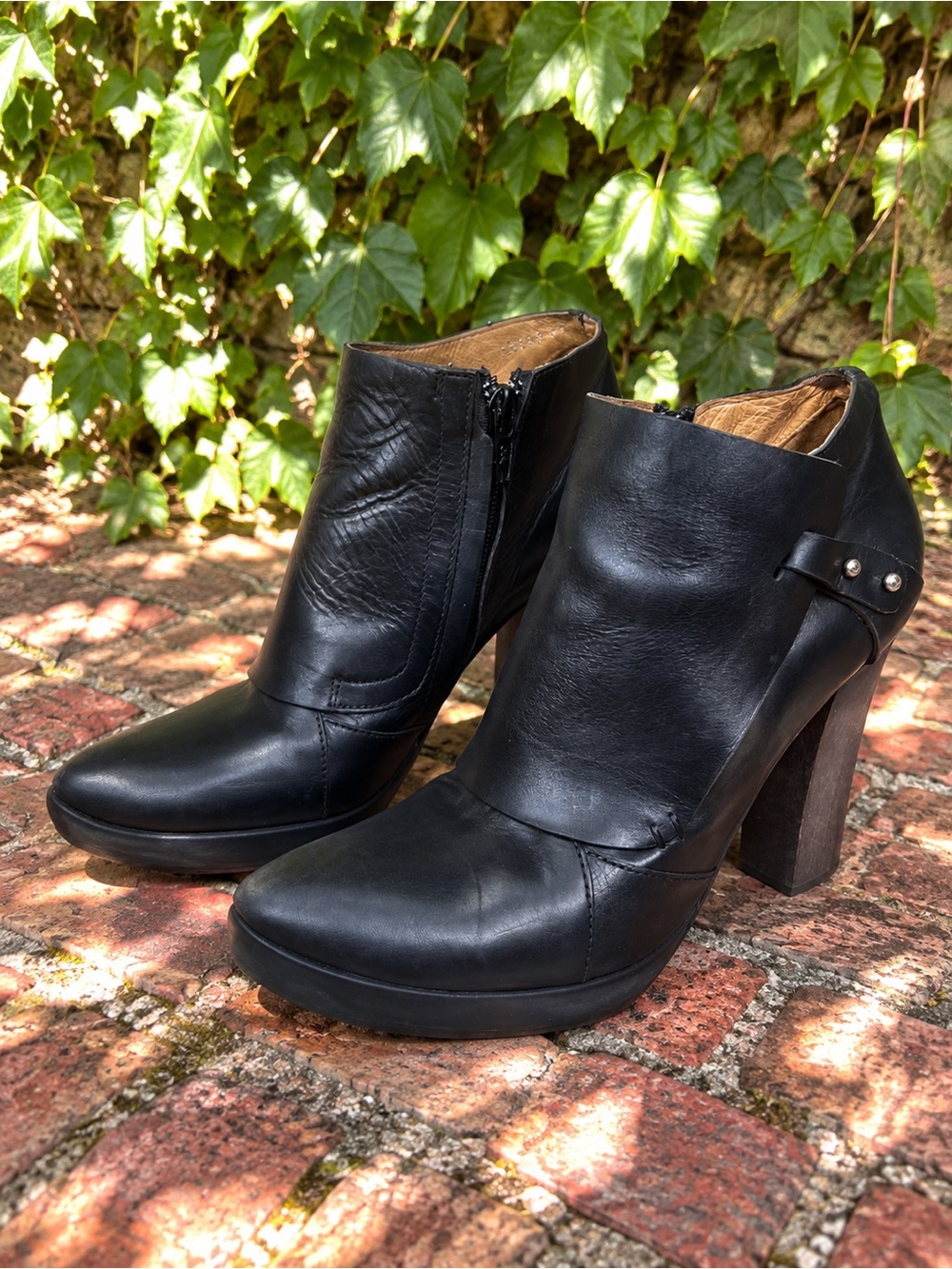 COCLICO Black Architectural Downtown Chic Rock and Roll Ankle Boots, 37